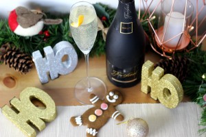 gingerbread fizz cocktail, christmas cocktail, champagne cocktail, ginger champagne cocktail, christmas champagne cocktail